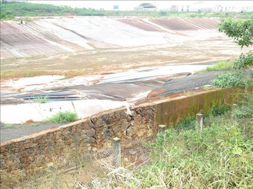 Một số vị trí mương thoát ngước ngoại vi và bờ đập hồ bùn đỏ số 2 gần rẫy người dân bị sụt trượt. Ảnh: TTXVN phát Một số vị trí mương thoát ngước ngoại vi và bờ đập hồ bùn đỏ số 2 gần rẫy người dân bị sụt trượt. Ảnh: TTXVN phát