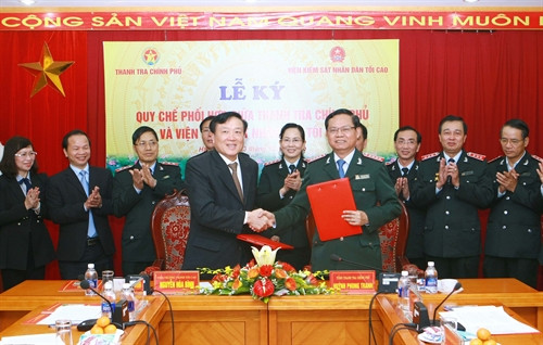 Tổng Thanh tra Chính phủ Huỳnh Phong Tranh và Viện trưởng Viện Kiểm sát nhân dân tối cao Nguyễn Hòa Bình ký Quy chế phối hợp. Ảnh: Doãn Tấn – TTXVN