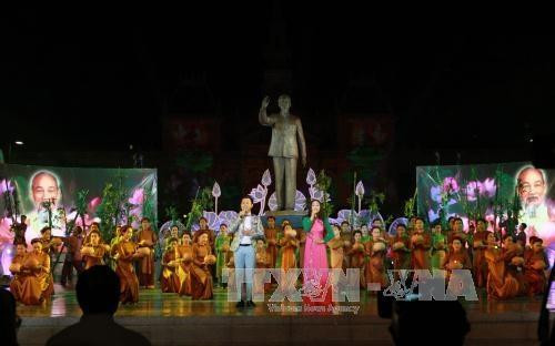 Tiết mục văn nghệ đặc biệt hát về Chủ tịch Hồ Chí Minh nhân Kỷ niệm 127 năm Ngày sinh Bác Hồ (19/5/1890 – 19/5/2017) vào tối 19/5/2017 tại Sân khấu Công viên Tượng đài Chủ tịch Hồ Chí Minh (quận 1), trong chương trình biểu diễn nghệ thuật đặc biệt với chủ đề “Hồ Chí Minh - Người là niềm tin tất thắng”. Ảnh: Phương Vy-TTXVN Tiết mục văn nghệ đặc biệt hát về Chủ tịch Hồ Chí Minh nhân Kỷ niệm 127 năm Ngày sinh Bác Hồ (19/5/1890 – 19/5/2017) vào tối 19/5/2017 tại Sân khấu Công viên Tượng đài Chủ tịch Hồ Chí Minh (quận 1), trong chương trình biểu diễn nghệ thuật đặc biệt với chủ đề “Hồ Chí Minh - Người là niềm tin tất thắng”. Ảnh: Phương Vy-TTXVN