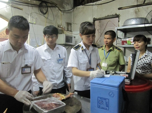 Lấy mẫu kiểm tra các chỉ tiêu vệ sinh ATTP