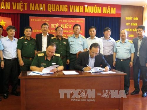 Đại diện Lãnh đạo Bộ Quốc phòng và Bộ Giao thông Vận tải ký kết biên bản. Ảnh: Hoàng Hải-TTXVN Đại diện Lãnh đạo Bộ Quốc phòng và Bộ Giao thông Vận tải ký kết biên bản. Ảnh: Hoàng Hải-TTXVN