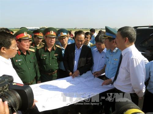 Lãnh đạo Bộ Quốc phòng và Bộ Giao thông Vận tải xem bản đồ sân đỗ quân sự tại Cảng hàng không Quốc tế Tân Sơn Nhất. Ảnh: Hoàng Hải-TTXVN Lãnh đạo Bộ Quốc phòng và Bộ Giao thông Vận tải xem bản đồ sân đỗ quân sự tại Cảng hàng không Quốc tế Tân Sơn Nhất. Ảnh: Hoàng Hải-TTXVN