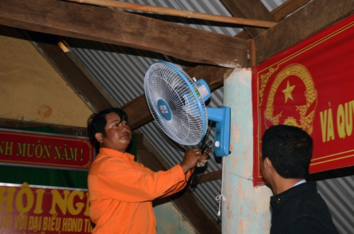 Hội trường thôn 6, xã Quảng Tâm, huyện Tuy Đức đã có điện sử dụng quạt, đèn chiếu sáng.