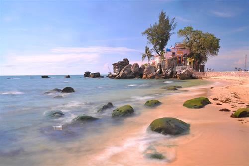 Mũi Dinh Cậu nằm ngay tại thị trấn Dương Đông là một thắng cảnh mà khách thăm Phú Quốc không ai không tìm đến thưởng ngoạn. Ảnh Minh Đức –TTXVN