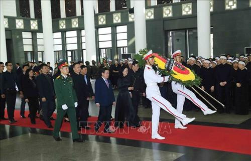 Nhà tang lễ quốc gia, số 5 Trần Thánh Tông (Hà Nội), nơi tổ chức Quốc tang Chủ tịch nước Trần Đại Quang. Ảnh: TTXVN Đồng chí Trương Hoà Bình, Ủy viên Bộ Chính trị, Phó Thủ tướng thường trực Chính phủ đọc Tiểu sử Chủ tịch nước Trần Đại Quang và danh sách Ban Lễ tang. Ảnh: TTXVN Ông Trần Quân, con trai trưởng của Chủ tịch nước Trần Đại Quang thắp nén hương viếng Cha. Ảnh: TTXVN Đoàn gia đình, họ hàng nội ngoại viếng Chủ tịch nước Trần Đại Quang. Ảnh: Nhan Sáng – TTXVN Đoàn Ban Chấp hành Trung ương Đảng Cộng sản Việt Nam, do đồng chí Nguyễn Phú Trọng, Tổng Bí thư Ban Chấp hành Trung ương Đảng làm Trưởng đoàn, viếng Chủ tịch nước Trần Đại Quang. Ảnh: TTXVN Tổng Bí thư Nguyễn Phú Trọng ghi sổ tang. Ảnh: TTXVN Đoàn Chính phủ nước Cộng hòa XHCN Việt Nam, do đồng chí Nguyễn Xuân Phúc, Ủy viên Bộ Chính trị, Thủ tướng Chính phủ làm Trưởng đoàn, viếng Chủ tịch nước Trần Đại Quang. Ảnh: Nhan Sáng – TTXVN Thủ tướng Nguyễn Xuân Phúc chia buồn cùng tang quyến Chủ tịch nước Trần Đại Quang. Ảnh: TTXVN Nguyên Ủy viên Bộ Chính trị, nguyên Chủ tịch nước Trần Đức Lương (bên trái) và nguyên Ủy viên Bộ Chính trị, nguyên Thủ tướng Chính phủ Nguyễn Tấn Dũng (bên phải) ghi sổ tang. Ảnh: TTXVN Đoàn Quốc hội nước Cộng hòa XHCN Việt Nam, do đồng chí Nguyễn Thị Kim Ngân, Ủy viên Bộ Chính trị, Chủ tịch Quốc hội làm Trưởng đoàn, viếng Chủ tịch nước Trần Đại Quang. Ảnh: Nhan Sáng – TTXVN Đồng chí Tòng Thị Phóng (bên trái), Ủy viên Bộ Chính trị, Phó Chủ tịch thường trực Quốc hội và đồng chí Đặng Thị Ngọc Thịnh, Ủy viên Trung ương Đảng, Quyền Chủ tịch nước chia buồn cùng tang quyến Chủ tịch nước Trần Đại Quang. Ảnh: TTXVN Đoàn Văn phòng Chủ tịch nước Cộng hòa XHCN Việt Nam, do đồng chí Đặng Thị Ngọc Thịnh, Ủy viên Trung ương Đảng, Quyền Chủ tịch nước làm Trưởng đoàn, viếng Chủ tịch nước Trần Đại Quang. Ảnh: Nhan Sáng – TTXVN Đoàn Ủy ban Trung ương Mặt trận Tổ quốc Việt Nam, do đồng chí Hầu A Lềnh, Ủy viên Trung ương Đảng, Phó Chủ tịch, Tổng Thư ký UBTƯ MTTQ Việt Nam làm Trưởng đoàn, viếng Chủ tịch nước Trần Đại Quang. Ảnh: TTXVN Đoàn Ban Dân vận Trung ương, do đồng chí Trương Thị Mai, Ủy viên Bộ Chính trị, Bí thư Trung ương Đảng, Trưởng Ban Dân vận Trung ương làm Trưởng đoàn, viếng Chủ tịch nước Trần Đại Quang. Ảnh: TTXVN Đoàn Ban Tổ chức Trung ương, do đồng chí Phạm Minh Chính, Ủy viên Bộ Chính trị, Bí thư Trung ương Đảng, Trưởng Ban Tổ chức Trung ương làm Trưởng đoàn, viếng Chủ tịch nước Trần Đại Quang. Ảnh: Nhan Sáng – TTXVN Đoàn Đảng ủy Công an Trung ương, Bộ Công an, do Thượng tướng Tô Lâm, Ủy viên Bộ Chính trị, Bí thư Đảng ủy Công an Trung ương, Bộ trưởng Bộ Công an làm Trưởng đoàn, viếng Chủ tịch nước Trần Đại Quang. Ảnh: TTXVN Đoàn Quân ủy Trung ương, Bộ Quốc phòng, do đồng chí Ngô Xuân Lịch, Ủy viên Bộ Chính trị, Phó Bí thư Quân ủy Trung ương, Bộ trưởng Bộ Quốc phòng làm Trưởng đoàn, viếng Chủ tịch nước Trần Đại Quang. Ảnh: TTXVN Đoàn Thành ủy, HĐND, UBND, Ủy ban MTTQ Việt Nam TP Hà Nội, do đồng chí Hoàng Trung Hải, Ủy viên Bộ Chính trị, Bí thư Thành uỷ Hà Nội làm Trưởng đoàn, viếng Chủ tịch nước Trần Đại Quang. Ảnh: Nhan Sáng – TTXVN Đoàn Tỉnh ủy, HĐND, UBND, Ủy ban Mặt trận Tổ quốc Việt Nam tỉnh Ninh Bình, do đồng chí Nguyễn Thị Thanh, Ủy viên Trung ương Đảng, Bí thư Tỉnh ủy Ninh Bình làm Trưởng đoàn, viếng Chủ tịch nước Trần Đại Quang. Ảnh: Nhan Sáng – TTXVN Nhà tang lễ quốc gia, số 5 Trần Thánh Tông (Hà Nội), nơi tổ chức Quốc tang Chủ tịch nước Trần Đại Quang. Ảnh: TTXVN Đồng chí Trương Hoà Bình, Ủy viên Bộ Chính trị, Phó Thủ tướng thường trực Chính phủ đọc Tiểu sử Chủ tịch nước Trần Đại Quang và danh sách Ban Lễ tang. Ảnh: TTXVN Ông Trần Quân, con trai trưởng của Chủ tịch nước Trần Đại Quang thắp nén hương viếng Cha. Ảnh: TTXVN Đoàn gia đình, họ hàng nội ngoại viếng Chủ tịch nước Trần Đại Quang. Ảnh: Nhan Sáng – TTXVN Đoàn Ban Chấp hành Trung ương Đảng Cộng sản Việt Nam, do đồng chí Nguyễn Phú Trọng, Tổng Bí thư Ban Chấp hành Trung ương Đảng làm Trưởng đoàn, viếng Chủ tịch nước Trần Đại Quang. Ảnh: TTXVN Tổng Bí thư Nguyễn Phú Trọng ghi sổ tang. Ảnh: TTXVN Đoàn Chính phủ nước Cộng hòa XHCN Việt Nam, do đồng chí Nguyễn Xuân Phúc, Ủy viên Bộ Chính trị, Thủ tướng Chính phủ làm Trưởng đoàn, viếng Chủ tịch nước Trần Đại Quang. Ảnh: Nhan Sáng – TTXVN Thủ tướng Nguyễn Xuân Phúc chia buồn cùng tang quyến Chủ tịch nước Trần Đại Quang. Ảnh: TTXVN Nguyên Ủy viên Bộ Chính trị, nguyên Chủ tịch nước Trần Đức Lương (bên trái) và nguyên Ủy viên Bộ Chính trị, nguyên Thủ tướng Chính phủ Nguyễn Tấn Dũng (bên phải) ghi sổ tang. Ảnh: TTXVN Đoàn Quốc hội nước Cộng hòa XHCN Việt Nam, do đồng chí Nguyễn Thị Kim Ngân, Ủy viên Bộ Chính trị, Chủ tịch Quốc hội làm Trưởng đoàn, viếng Chủ tịch nước Trần Đại Quang. Ảnh: Nhan Sáng – TTXVN Đồng chí Tòng Thị Phóng (bên trái), Ủy viên Bộ Chính trị, Phó Chủ tịch thường trực Quốc hội và đồng chí Đặng Thị Ngọc Thịnh, Ủy viên Trung ương Đảng, Quyền Chủ tịch nước chia buồn cùng tang quyến Chủ tịch nước Trần Đại Quang. Ảnh: TTXVN Đoàn Văn phòng Chủ tịch nước Cộng hòa XHCN Việt Nam, do đồng chí Đặng Thị Ngọc Thịnh, Ủy viên Trung ương Đảng, Quyền Chủ tịch nước làm Trưởng đoàn, viếng Chủ tịch nước Trần Đại Quang. Ảnh: Nhan Sáng – TTXVN Đoàn Ủy ban Trung ương Mặt trận Tổ quốc Việt Nam, do đồng chí Hầu A Lềnh, Ủy viên Trung ương Đảng, Phó Chủ tịch, Tổng Thư ký UBTƯ MTTQ Việt Nam làm Trưởng đoàn, viếng Chủ tịch nước Trần Đại Quang. Ảnh: TTXVN Đoàn Ban Dân vận Trung ương, do đồng chí Trương Thị Mai, Ủy viên Bộ Chính trị, Bí thư Trung ương Đảng, Trưởng Ban Dân vận Trung ương làm Trưởng đoàn, viếng Chủ tịch nước Trần Đại Quang. Ảnh: TTXVN Đoàn Ban Tổ chức Trung ương, do đồng chí Phạm Minh Chính, Ủy viên Bộ Chính trị, Bí thư Trung ương Đảng, Trưởng Ban Tổ chức Trung ương làm Trưởng đoàn, viếng Chủ tịch nước Trần Đại Quang. Ảnh: Nhan Sáng – TTXVN Đoàn Đảng ủy Công an Trung ương, Bộ Công an, do Thượng tướng Tô Lâm, Ủy viên Bộ Chính trị, Bí thư Đảng ủy Công an Trung ương, Bộ trưởng Bộ Công an làm Trưởng đoàn, viếng Chủ tịch nước Trần Đại Quang. Ảnh: TTXVN Đoàn Quân ủy Trung ương, Bộ Quốc phòng, do đồng chí Ngô Xuân Lịch, Ủy viên Bộ Chính trị, Phó Bí thư Quân ủy Trung ương, Bộ trưởng Bộ Quốc phòng làm Trưởng đoàn, viếng Chủ tịch nước Trần Đại Quang. Ảnh: TTXVN Đoàn Thành ủy, HĐND, UBND, Ủy ban MTTQ Việt Nam TP Hà Nội, do đồng chí Hoàng Trung Hải, Ủy viên Bộ Chính trị, Bí thư Thành uỷ Hà Nội làm Trưởng đoàn, viếng Chủ tịch nước Trần Đại Quang. Ảnh: Nhan Sáng – TTXVN Đoàn Tỉnh ủy, HĐND, UBND, Ủy ban Mặt trận Tổ quốc Việt Nam tỉnh Ninh Bình, do đồng chí Nguyễn Thị Thanh, Ủy viên Trung ương Đảng, Bí thư Tỉnh ủy Ninh Bình làm Trưởng đoàn, viếng Chủ tịch nước Trần Đại Quang. Ảnh: Nhan Sáng – TTXVN