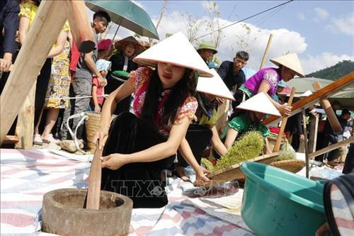 Cốm được sàng lại cẩn thận để cho ra những mẻ cốm có hương vị thơm ngon, ngọt ngào. Ảnh: Việt Dũng - TTXVN Cốm được sàng lại cẩn thận để cho ra những mẻ cốm có hương vị thơm ngon, ngọt ngào. Ảnh: Việt Dũng - TTXVN