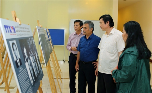 Ủy viên Trung ương Đảng, Tổng Giám đốc TTXVN Nguyễn Đức Lợi cùng các nhà báo tham quan các tác phẩm. Ảnh: Quang Quyết - TTXVN Ủy viên Trung ương Đảng, Tổng Giám đốc TTXVN Nguyễn Đức Lợi cùng các nhà báo tham quan các tác phẩm. Ảnh: Quang Quyết - TTXVN Phó Tổng Giám đốc TTXVN Nguyễn Hoài Dương cùng các nhà báo TTXVN tham quan các tác phẩm. Ảnh: Quang Quyết - TTXVN Phó Tổng Giám đốc Nguyễn Hoài Dương cùng các nhà báo TTXVN tham quan các tác phẩm. Ảnh: Quang Quyết - TTXVN Các tác phẩm thu hút sự quan tâm của cán bộ, nhân viên TTXVN. Ảnh: Quang Quyết - TTXVN Ủy viên Trung ương Đảng, Tổng Giám đốc TTXVN Nguyễn Đức Lợi cùng các nhà báo tham quan các tác phẩm. Ảnh: Quang Quyết - TTXVN Ủy viên Trung ương Đảng, Tổng Giám đốc TTXVN Nguyễn Đức Lợi cùng các nhà báo tham quan các tác phẩm. Ảnh: Quang Quyết - TTXVN Phó Tổng Giám đốc TTXVN Nguyễn Hoài Dương cùng các nhà báo TTXVN tham quan các tác phẩm. Ảnh: Quang Quyết - TTXVN Phó Tổng Giám đốc Nguyễn Hoài Dương cùng các nhà báo TTXVN tham quan các tác phẩm. Ảnh: Quang Quyết - TTXVN Các tác phẩm thu hút sự quan tâm của cán bộ, nhân viên TTXVN. Ảnh: Quang Quyết - TTXVN