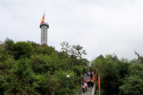 Cột cờ Quốc gia Lũng Cú - điểm của du khách khi đến với Hà Giang Cột cờ Quốc gia Lũng Cú - điểm của du khách khi đến với Hà Giang