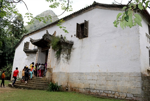 Di tích Nhà Vương - điểm đến được nhiều du khách lựa chọn. Di tích Nhà Vương - điểm đến được nhiều du khách lựa chọn.