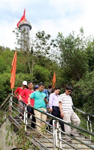 Cột cờ Quốc gia Lũng Cú hút khách dịp lễ hội hoa Tam giác mạch. Cột cờ Quốc gia Lũng Cú hút khách dịp lễ hội hoa Tam giác mạch.