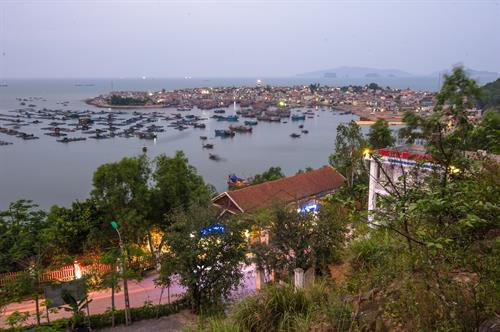 Xã đảo Nghi Sơn khi hoàng hôn xuống. Ảnh: Trọng Đạt - TTXVN Xã đảo Nghi Sơn khi hoàng hôn xuống. Ảnh: Trọng Đạt - TTXVN