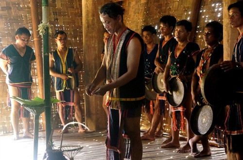 Nghi thức cúng tạ ơn cha mẹ của người Gia rai. Ảnh: baomoi.com Nghi thức cúng tạ ơn cha mẹ của người Gia rai. Ảnh: baomoi.com