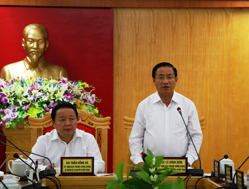 Ông Lê Đình Sơn, Bí thư Tỉnh ủy Hà Tĩnh phát biểu tại buổi làm việc. Ảnh: Hoàng Ngà – TTXVN Ông Lê Đình Sơn, Bí thư Tỉnh ủy Hà Tĩnh phát biểu tại buổi làm việc. Ảnh: Hoàng Ngà – TTXVN