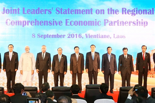 Chiều 8/9/2016, tại Thủ đô Vientiane, Lào, Thủ tướng Nguyễn Xuân Phúc dự Tuyên bố chung của các nhà lãnh đạo về Đối tác kinh tế khu vực toàn diện (RCEP). Trong ảnh: Thủ tướng Nguyễn Xuân Phúc và các trưởng đoàn tại lễ Tuyên bố chung. Ảnh: Thống Nhất-TTXVN Chiều 8/9/2016, tại Thủ đô Vientiane, Lào, Thủ tướng Nguyễn Xuân Phúc dự Tuyên bố chung của các nhà lãnh đạo về Đối tác kinh tế khu vực toàn diện (RCEP). Trong ảnh: Thủ tướng Nguyễn Xuân Phúc và các trưởng đoàn tại lễ Tuyên bố chung. Ảnh: Thống Nhất-TTXVN