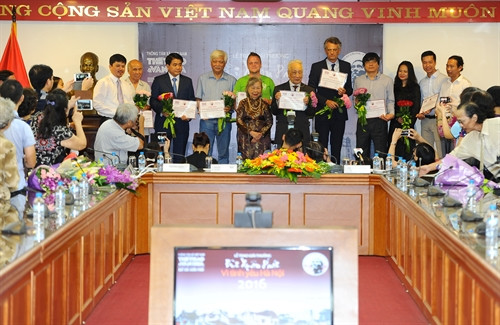 Trao bằng chứng nhận cho 10 tác giả của 10 giải được đề cử. Ảnh: Minh Đức- TTXVN