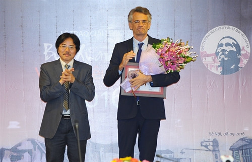 Ông Ngô Hà Thái- Phó Tổng giám đốc TTXVN trao giải cho ông Emmanuel Labrandel, Giám đốc Le'space thay mặt cho ca sỹ, nhạc sỹ La Grande Sophie lên nhận giải tác phẩm cho ca khúc "Hà Nội". Ảnh: Minh Đức- TTXVN