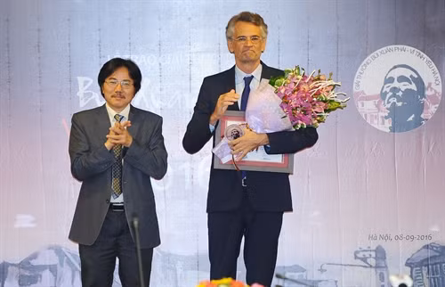 Ông Ngô Hà Thái- Phó Tổng giám đốc TTXVN trao giải cho ông Emmanuel Labrandel, Giám đốc Le'space thay mặt cho ca sỹ, nhạc sỹ La Grande Sophie lên nhận giải tác phẩm cho ca khúc "Hà Nội". Ảnh: Minh Đức- TTXVN