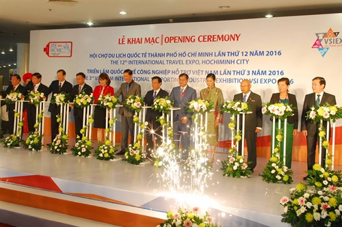 Nghi lễ cắt băng khai mạc Hội chợ. Ảnh: Mạnh Linh-TTXVN Nghi lễ cắt băng khai mạc Hội chợ. Ảnh: Mạnh Linh-TTXVN