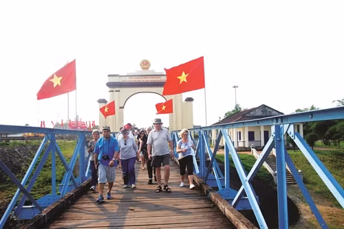Khu di tích lịch sử đôi bờ Hiền Lương - Bến Hải luôn thu hút đông đảo khách du lịch trong và ngoài nước