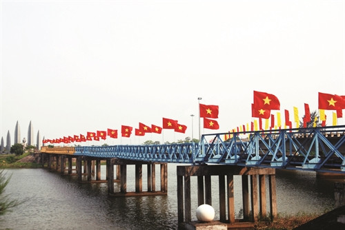 Cầu Hiền Lương bắc qua sông Bến Hải