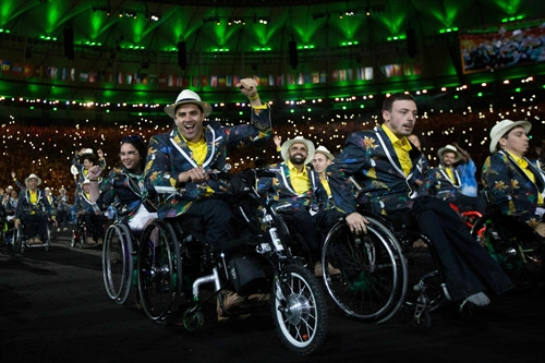 Đoàn vận động viên Brazil tham gia diễu hành tại lễ khai mạc Paralympics 2016. AFP/ TTXVN Đoàn vận động viên Brazil tham gia diễu hành tại lễ khai mạc Paralympics 2016. AFP/ TTXVN