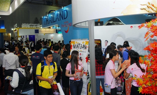 Khách du lịch tìm hiểu thông tin tại Hội chợ. Ảnh: Mạnh Linh - TTXVN Khách du lịch tìm hiểu thông tin tại Hội chợ. Ảnh: Mạnh Linh - TTXVN