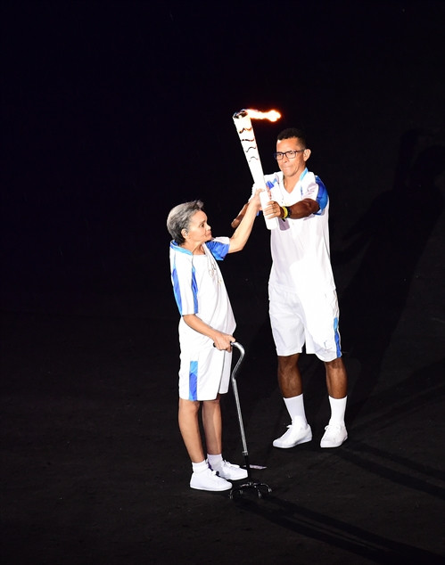 Lễ thắp đuốc truyền thống tại lễ khai mạc Paralympics 2016. AFP/ TTXVN Lễ thắp đuốc truyền thống tại lễ khai mạc Paralympics 2016. AFP/ TTXVN