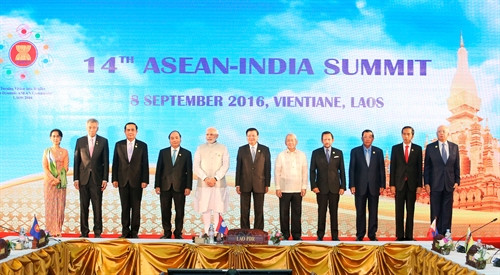 Sáng 8/9/2016, tại Thủ đô Viêng Chăn (Lào), Thủ tướng Nguyễn Xuân Phúc dự Hội nghị Cấp cao ASEAN - Ấn Độ lần thứ 14. Trrong ảnh: Các trưởng đoàn chụp ảnh chung. Ảnh: Thống Nhất-TTXVN Sáng 8/9/2016, tại Thủ đô Viêng Chăn (Lào), Thủ tướng Nguyễn Xuân Phúc dự Hội nghị Cấp cao ASEAN - Ấn Độ lần thứ 14. Trrong ảnh: Các trưởng đoàn chụp ảnh chung. Ảnh: Thống Nhất-TTXVN