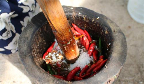 Săn đặc sản muối kiến vàng ở Krông Pa ảnh 11 Săn đặc sản muối kiến vàng ở Krông Pa ảnh 11