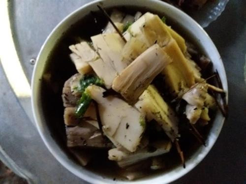Những ngày này người Khơ Mú ở xã vùng cao Bảo Thắng, Kỳ Sơn (Nghệ An) rủ nhau vào rừng hái măng luồng để chế biến món măng trộn tro bếp. Ảnh: Lữ Phú Đây là loại măng có vị ngọt và có màu sáng hơn các loại măng khác. Để hái được măng người dân phải mất cả nửa ngày... Ảnh: Lữ Phú Quy trình chế biến biến món ăn này cũng khá công phu. Ảnh: Lữ Phú Sau khi rửa sạch, người dân cắt nhỏ măng thành từng miếng, sau đó ngâm nước 1 đến 2 ngày, cho măng có vị chua và giảm vị hăng của măng, sau đó đến công đoạn trộn với tro bếp. Ảnh: Lữ Phú Đây là công đoạn quan trọng nhất để tạo hương vị cho món ăn, cũng là cách bảo quản măng hữu hiệu, loại tro dùng để trộn phải là tro mun mới đun, còn ở trong bếp lửa. Ảnh: Lữ Phú Sau khi trộn tro được 10 phút, măng rửa sạch, đập nát và thái thành từng miếng nhỏ. Ảnh: Lữ Phú Chị Xeo Thị Bún, bản Cha Ka 1, xã Bảo Thắng cho biết: Măng sau khi được ngâm nước và trộn tro bếp thì có thể chế biến được rất nhiều món ăn, có thể xào với nhiều loại thịt khác nhau, cũng có thể nấu canh. Trong ảnh là món măng xào thịt bò. Ảnh: Lữ Phú Cũng có thể nấu canh với tro của lá sả sau khi đốt cháy. Ảnh: Lữ Phú Với tập quán du canh du cư trước đây của đồng bào Khơ Mú thì việc bảo quản và dự trữ thức ăn gặp rất nhiều khó khăn. Tuy nhiên đồng bào đã biết sử dụng phương pháp hun khói, thịt phơi gác bếp hay là măng trộn tro bếp để bảo quản thực phẩm được lâu dài qua mùa sản xuất nương rẫy. Trước đây khi nguồn thực phẩm còn khan hiếm, thì món măng trộn tro bếp là nguồn thực phẩm chính giúp đồng bào vượt qua đói khát vào mùa giáp hạt. . Ảnh: Lữ Phú Những ngày này người Khơ Mú ở xã vùng cao Bảo Thắng, Kỳ Sơn (Nghệ An) rủ nhau vào rừng hái măng luồng để chế biến món măng trộn tro bếp. Ảnh: Lữ Phú Đây là loại măng có vị ngọt và có màu sáng hơn các loại măng khác. Để hái được măng người dân phải mất cả nửa ngày... Ảnh: Lữ Phú Quy trình chế biến biến món ăn này cũng khá công phu. Ảnh: Lữ Phú Sau khi rửa sạch, người dân cắt nhỏ măng thành từng miếng, sau đó ngâm nước 1 đến 2 ngày, cho măng có vị chua và giảm vị hăng của măng, sau đó đến công đoạn trộn với tro bếp. Ảnh: Lữ Phú Đây là công đoạn quan trọng nhất để tạo hương vị cho món ăn, cũng là cách bảo quản măng hữu hiệu, loại tro dùng để trộn phải là tro mun mới đun, còn ở trong bếp lửa. Ảnh: Lữ Phú Sau khi trộn tro được 10 phút, măng rửa sạch, đập nát và thái thành từng miếng nhỏ. Ảnh: Lữ Phú Chị Xeo Thị Bún, bản Cha Ka 1, xã Bảo Thắng cho biết: Măng sau khi được ngâm nước và trộn tro bếp thì có thể chế biến được rất nhiều món ăn, có thể xào với nhiều loại thịt khác nhau, cũng có thể nấu canh. Trong ảnh là món măng xào thịt bò. Ảnh: Lữ Phú Cũng có thể nấu canh với tro của lá sả sau khi đốt cháy. Ảnh: Lữ Phú Với tập quán du canh du cư trước đây của đồng bào Khơ Mú thì việc bảo quản và dự trữ thức ăn gặp rất nhiều khó khăn. Tuy nhiên đồng bào đã biết sử dụng phương pháp hun khói, thịt phơi gác bếp hay là măng trộn tro bếp để bảo quản thực phẩm được lâu dài qua mùa sản xuất nương rẫy. Trước đây khi nguồn thực phẩm còn khan hiếm, thì món măng trộn tro bếp là nguồn thực phẩm chính giúp đồng bào vượt qua đói khát vào mùa giáp hạt. . Ảnh: Lữ Phú