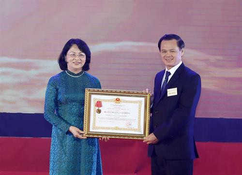 Ủy viên Bộ Chính trị, Thường trực Ban Bí thư Trần Quốc Vượng trao tặng Huân chương Lao động hạng Ba cho tỉnh Kiên Giang. Ủy viên Bộ Chính trị, Bí thư Trung ương Đảng, Trưởng Ban Tuyên giáo Trung ương Võ Văn Thưởng trao tặng Huân chương Lao động hạng Ba của Chủ tịch nước cho huyện Kim Bảng, tỉnh Hà Nam. Phó Chủ tịch nước Đặng Thị Ngọc Thịnh trao tặng Huân chương Lao động hạng Ba của Chủ tịch nước cho thành phố Hoà Bình, tỉnh Hoà Bình.