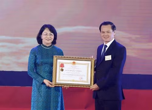 Ủy viên Bộ Chính trị, Thường trực Ban Bí thư Trần Quốc Vượng trao tặng Huân chương Lao động hạng Ba cho tỉnh Kiên Giang. Ủy viên Bộ Chính trị, Bí thư Trung ương Đảng, Trưởng Ban Tuyên giáo Trung ương Võ Văn Thưởng trao tặng Huân chương Lao động hạng Ba của Chủ tịch nước cho huyện Kim Bảng, tỉnh Hà Nam. Phó Chủ tịch nước Đặng Thị Ngọc Thịnh trao tặng Huân chương Lao động hạng Ba của Chủ tịch nước cho thành phố Hoà Bình, tỉnh Hoà Bình.
