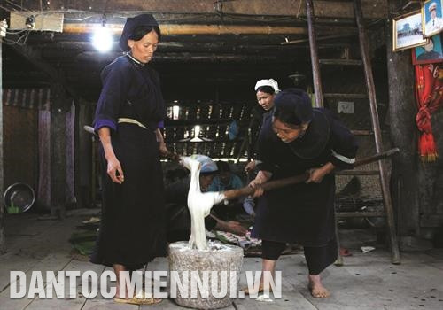 Giã gạo làm bánh gai để dâng lên tổ tiên. Ảnh: Quân Trang Giã gạo làm bánh gai để dâng lên tổ tiên. Ảnh: Quân Trang