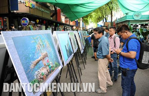 Khách tham quan, thưởng lãm các tác phẩm ảnh nghệ thuật tại triển lãm