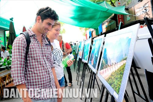 Khách quốc tế tham quan, thưởng lãm các tác phẩm ảnh nghệ thuật tại triển lãm