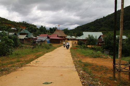 Đường vào các thôn của xã A Xan đã được bê tông hóa. Ảnh: bienphong.com.vn Đường vào các thôn của xã A Xan đã được bê tông hóa. Ảnh: bienphong.com.vn