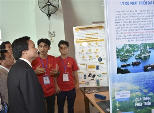 Bộ trưởng Bộ Giáo dục và Đào tạo Phùng Xuân Nhạ tham quan khu trưng bày các sản phẩm tham dự cuộc thi. Ảnh: Dân trí Bộ trưởng Bộ Giáo dục và Đào tạo Phùng Xuân Nhạ tham quan khu trưng bày các sản phẩm tham dự cuộc thi. Ảnh: Dân trí