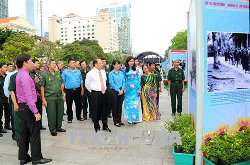 Lãnh đạo Thành phố Hồ Chí Minh cùng đông đảo khách tham quan Triển lãm. Ảnh: Thanh Vũ – TTXVN