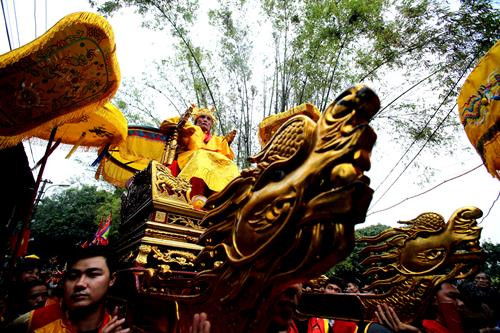 Những người được chọn vào vai Vua Chúa phải là người trên 70 tuổi, sức khỏe tốt, gia đình hòa thuận, êm ấm, hạnh phúc. Ảnh: Hữu Hải