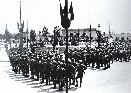 Ngày 2/9/1945, tại Quảng trường Ba Đình (Hà Nội), Chủ tịch Hồ Chí Minh thay mặt Chính phủ lâm thời đọc bản Tuyên ngôn Độc lập khai sinh nước Việt Nam Dân chủ Cộng hòa. Ảnh: Tư liệu TTXVN Đánh chiếm Bắc Bộ Phủ - Tổng khởi nghĩa giành chính quyền tại Hà Nội tháng 8/1945. Ảnh: Tư liệu TTXVN Cuộc mít tinh phát động khởi nghĩa giành chính quyền do Mặt trận Việt Minh tổ chức tại Nhà hát lớn Hà Nội ngày 19/8/1945. Ảnh: Tư liệu TTXVN Đại tướng Võ Nguyên Giáp đọc Quân lệnh số 1 Quyết định thành lập Đội Việt Nam Tuyên truyền Giải phóng quân ngày 22/12/1944. Ảnh: Tư liệu TTXVN Nhân dân Sài Gòn nổi dậy giành chính quyền tháng 8/1945. Ảnh: Tư liệu TTXVN Quảng trường Ba Đình (Hà Nội) ngày 2/9/1945. Ảnh: Tư liệu TTXVN Chiếc bàn lịch sử nơi Chủ tịch Hồ Chí Minh khởi thảo bản Tuyên ngôn Độc lập ở ngôi nhà số 48 Hàng Ngang (Hà Nội). Ảnh: Ngọc Kỳ