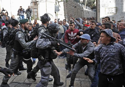 Xung đột giữa binh sĩ Israel và người biểu tình Palestine tại thành cổ Jerusalem ngày 15/12. Ảnh: AFP/ TTXVN Xung đột giữa binh sĩ Israel và người biểu tình Palestine tại thành cổ Jerusalem ngày 15/12. Ảnh: AFP/ TTXVN
