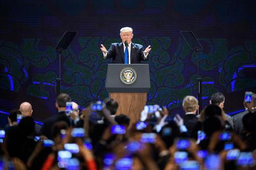 Ngày 10/11, tại Hội nghị Thượng đỉnh Doanh nghiệp Diễn đàn Hợp tác Kinh tế châu Á - Thái Bình Dương (APEC) 2017 diễn ra ở Đà Nẵng (Việt Nam), Tổng thống Mỹ Donald Trump một lần nữa tái khẳng định chính sách "Nước Mỹ trên hết", đồng thời tuyên bố Washington sẽ không chấp nhận tình trạng mất cân đối trong thương mại và sẽ nỗ lực để bảo đảm tự do hóa thương mại một cách cân bằng và công bằng. Tổng thống Mỹ cũng tuyên bố tăng cường quan hệ với Ấn Độ như một phần nỗ lực của Washington nhằm xây dựng khu vực Ấn Độ Dương - Thái Bình Dương cởi mở và tự do. Ảnh: AFP/TTXVN Ngày 10/11, tại Hội nghị Thượng đỉnh Doanh nghiệp Diễn đàn Hợp tác Kinh tế châu Á - Thái Bình Dương (APEC) 2017 diễn ra ở Đà Nẵng (Việt Nam), Tổng thống Mỹ Donald Trump một lần nữa tái khẳng định chính sách "Nước Mỹ trên hết", đồng thời tuyên bố Washington sẽ không chấp nhận tình trạng mất cân đối trong thương mại và sẽ nỗ lực để bảo đảm tự do hóa thương mại một cách cân bằng và công bằng. Tổng thống Mỹ cũng tuyên bố tăng cường quan hệ với Ấn Độ như một phần nỗ lực của Washington nhằm xây dựng khu vực Ấn Độ Dương - Thái Bình Dương cởi mở và tự do. Ảnh: AFP/TTXVN