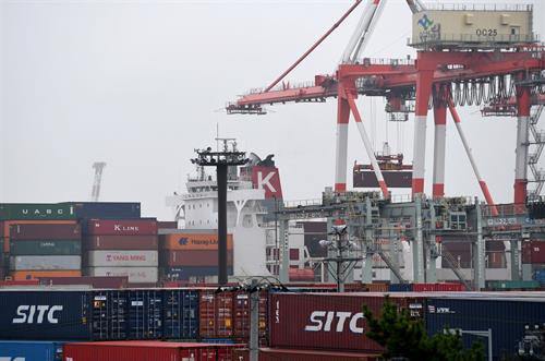 Bốc dỡ hàng hóa tại cảng công-ten-nơ ở Tokyo, Nhật Bản ngày 8/9. Theo số liệu của Chính phủ Nhật Bản công bố ngày 8/9, kinh tế nước này trong quý II năm nay đã tăng trưởng 0,6%, đánh dấu quý thứ 6 liên tiếp tăng trưởng và là thời kỳ tăng trưởng dài nhất trong hơn một thập kỷ qua. Ảnh: AFP/ TTXVN Bốc dỡ hàng hóa tại cảng công-ten-nơ ở Tokyo, Nhật Bản ngày 8/9. Theo số liệu của Chính phủ Nhật Bản công bố ngày 8/9, kinh tế nước này trong quý II năm nay đã tăng trưởng 0,6%, đánh dấu quý thứ 6 liên tiếp tăng trưởng và là thời kỳ tăng trưởng dài nhất trong hơn một thập kỷ qua. Ảnh: AFP/ TTXVN