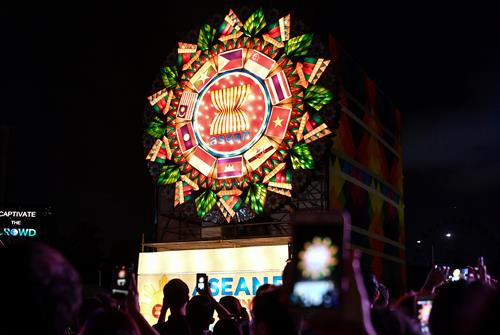 Du khách chiêm ngưỡng khung cảnh trang hoàng nhân dịp kỷ niệm 50 năm hình thành và phát triển của ASEAN ở Manila, Philippines ngày 8/8/2017. Ảnh: AFP/ TTXVN Du khách chiêm ngưỡng khung cảnh trang hoàng nhân dịp kỷ niệm 50 năm hình thành và phát triển của ASEAN ở Manila, Philippines ngày 8/8/2017. Ảnh: AFP/ TTXVN