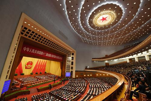 Toàn cảnh lễ khai mạc Đại hội đại biểu toàn quốc lần thứ XIX của Đảng Cộng sản Trung Quốc tại Đại lễ đường nhân dân ở thủ đô Bắc Kinh. Tham dự Đại hội có các nhà lãnh đạo Đảng và Nhà nước Trung Quốc, khoảng 2.300 đại biểu được bầu chọn từ 89 triệu đảng viên trong cả nước cùng các đại biểu khách mời. Tại đại hội, các đại biểu thảo luận Báo cáo chính trị do Ban Chấp hành Trung ương Đảng Cộng sản Trung Quốc khóa XVIII đệ trình, xem xét báo cáo công tác của Ủy ban Kiểm tra kỷ luật Trung ương, thảo luận và thông qua dự thảo sửa đổi Điều lệ đảng, bầu Ban Chấp hành Trung ương và Ủy ban Kiểm tra Kỷ luật Trung ương khóa mới. Ảnh: AFP/ TTXVN Toàn cảnh lễ khai mạc Đại hội đại biểu toàn quốc lần thứ XIX của Đảng Cộng sản Trung Quốc tại Đại lễ đường nhân dân ở thủ đô Bắc Kinh. Tham dự Đại hội có các nhà lãnh đạo Đảng và Nhà nước Trung Quốc, khoảng 2.300 đại biểu được bầu chọn từ 89 triệu đảng viên trong cả nước cùng các đại biểu khách mời. Tại đại hội, các đại biểu thảo luận Báo cáo chính trị do Ban Chấp hành Trung ương Đảng Cộng sản Trung Quốc khóa XVIII đệ trình, xem xét báo cáo công tác của Ủy ban Kiểm tra kỷ luật Trung ương, thảo luận và thông qua dự thảo sửa đổi Điều lệ đảng, bầu Ban Chấp hành Trung ương và Ủy ban Kiểm tra Kỷ luật Trung ương khóa mới. Ảnh: AFP/ TTXVN