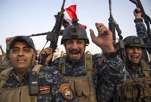 Binh sĩ Iraq mừng thành phố Mosul được giải phóng khỏi IS ngày 10/7. Mosul, thủ phủ của tỉnh Nineveh và là thành phố lớn thứ hai của Iraq, đã hoàn toàn được giải phóng khỏi IS sau 266 ngày giao tranh ác liệt, chấm dứt sự chiếm đóng gần 3 năm của các tay súng khủng bố tại thành phố này. Mosul từng là thủ đô trên thực tế của IS. Ảnh: AFP/ TTXVN Binh sĩ Iraq mừng thành phố Mosul được giải phóng khỏi IS ngày 10/7. Mosul, thủ phủ của tỉnh Nineveh và là thành phố lớn thứ hai của Iraq, đã hoàn toàn được giải phóng khỏi IS sau 266 ngày giao tranh ác liệt, chấm dứt sự chiếm đóng gần 3 năm của các tay súng khủng bố tại thành phố này. Mosul từng là thủ đô trên thực tế của IS. Ảnh: AFP/ TTXVN