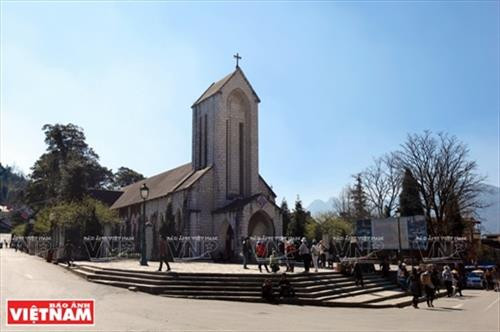 Nhà thờ đá Sapa nằm ngay trung tâm thị trấn, là điểm đến không thể bỏ qua khi du khách đến Sapa. Ảnh: TTXVN