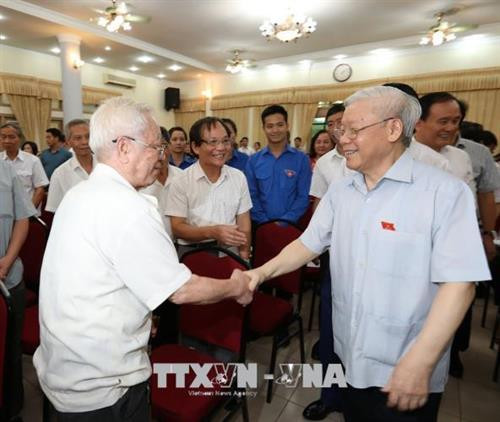 Tổng Bí thư Nguyễn Phú Trọng tiếp xúc cử tri quận Cầu Giấy. Ảnh: Trí Dũng –TTXVN