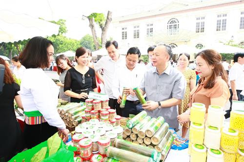 Hội nghị thu hút 150 doanh nghiệp của Hà Nội và các tỉnh tham gia trưng bày, giới thiệu các sản phẩm nông sản an toàn, đặc sản vùng miền, tiêu biểu của các cơ sở đại diện chuỗi sản xuất, cung ứng nông lâm thủy sản an toàn cho thành phố Hà Nội. Trong ảnh: Phó Chủ tịch Thường trực Ủy ban Nhân dân thành phố Hà Nội Nguyễn Văn Sửu cùng đại diện lãnh đạo Bộ Nông nghiệp và Phát triển nông thôn, sở, ban, ngành của Hà Nội tham quan khu trưng bày.