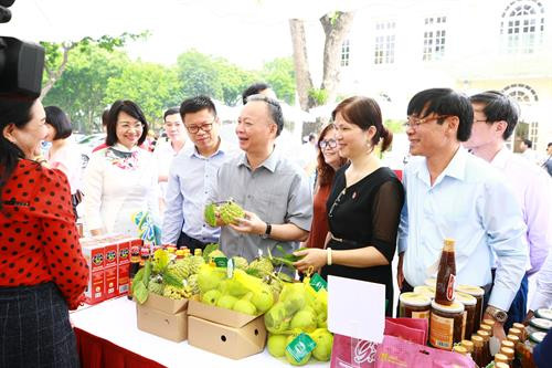 Hội nghị thu hút 150 doanh nghiệp của Hà Nội và các tỉnh tham gia trưng bày, giới thiệu các sản phẩm nông sản an toàn, đặc sản vùng miền, tiêu biểu của các cơ sở đại diện chuỗi sản xuất, cung ứng nông lâm thủy sản an toàn cho thành phố Hà Nội. Trong ảnh: Phó Chủ tịch Thường trực Ủy ban Nhân dân thành phố Hà Nội Nguyễn Văn Sửu cùng đại diện lãnh đạo Bộ Nông nghiệp và Phát triển nông thôn, sở, ban, ngành của Hà Nội tham quan khu trưng bày.